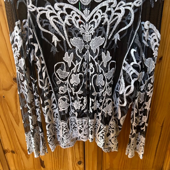 Vivid Collection Top Sheer Crochet/Embroidery Black and White Women's Size Large - Picture 3 of 6